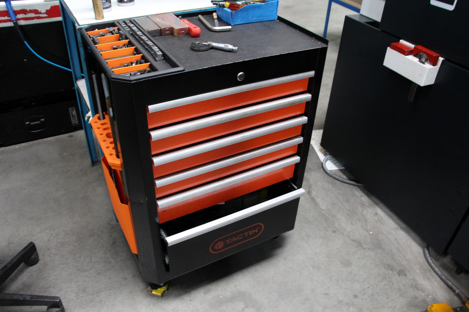 Tool cabinet