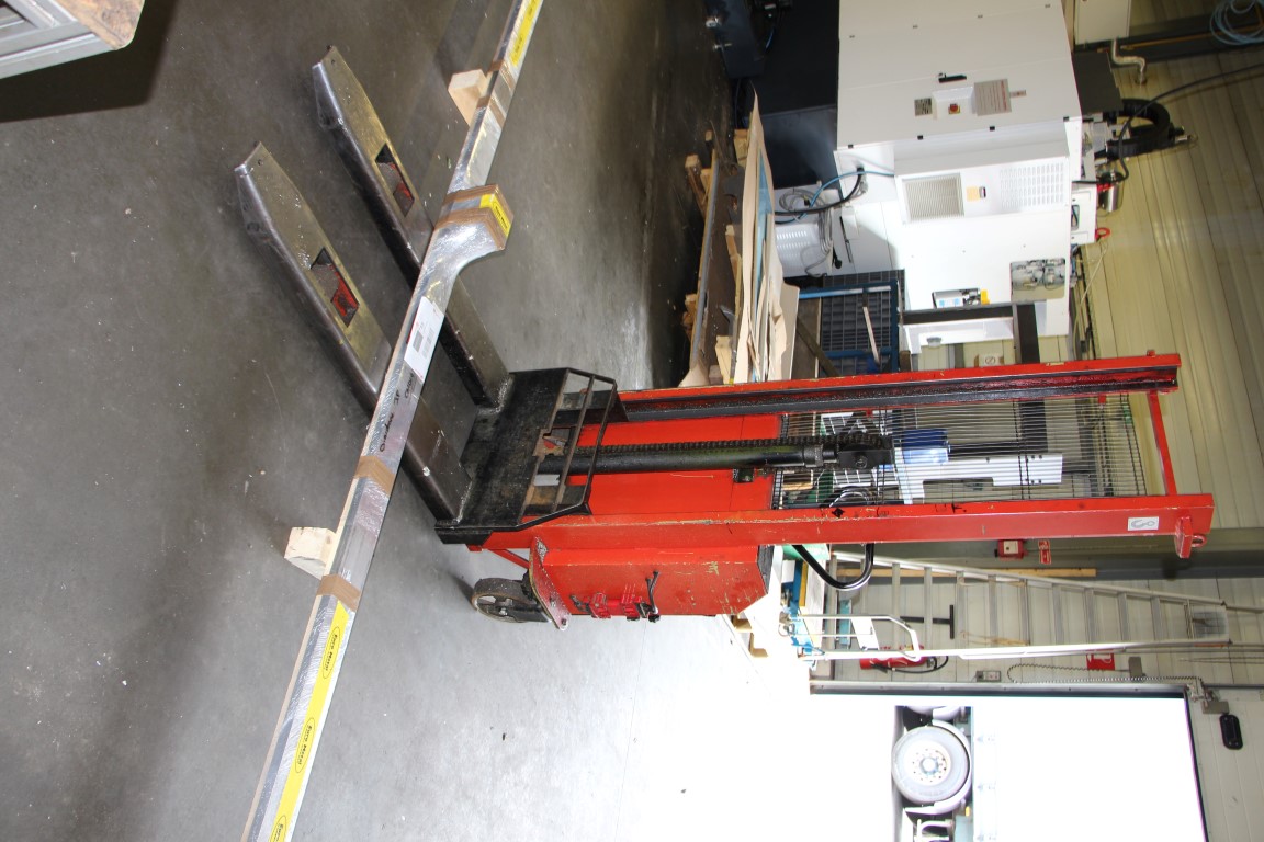 Electric pallet truck