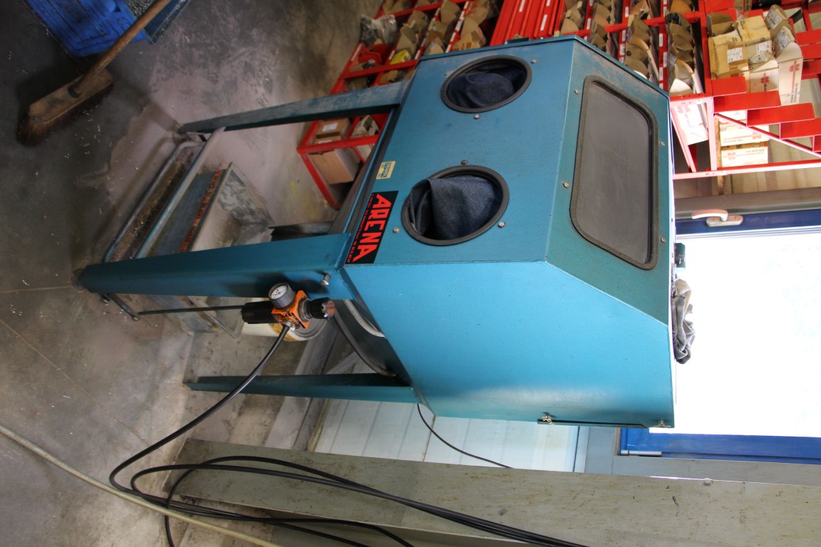 Sand blasting machine