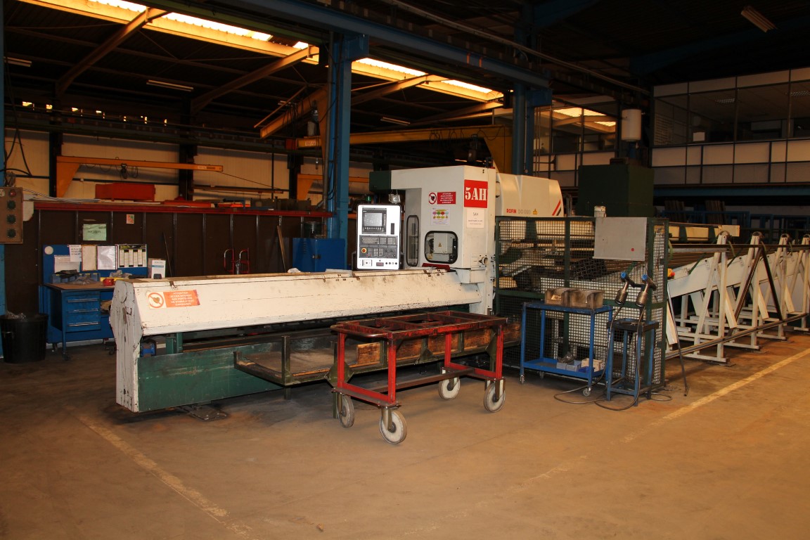 Laser cutting machine