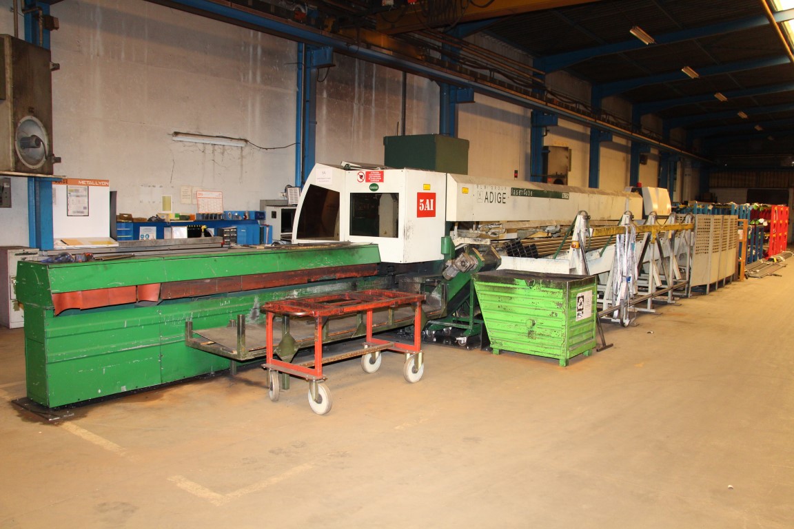 Laser cutting machine