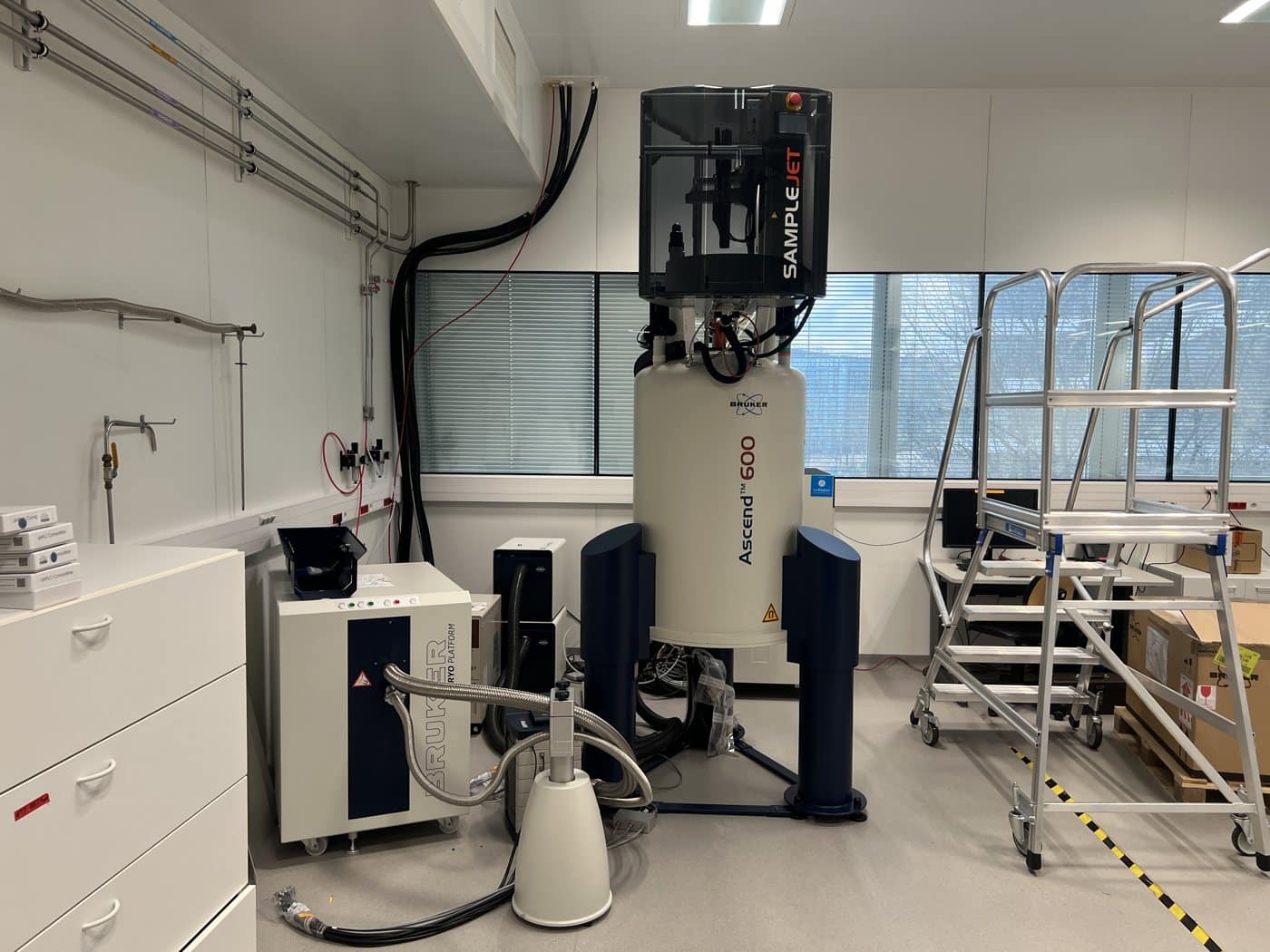 Bruker Ascend 600 NMR laboratory equipment available in France